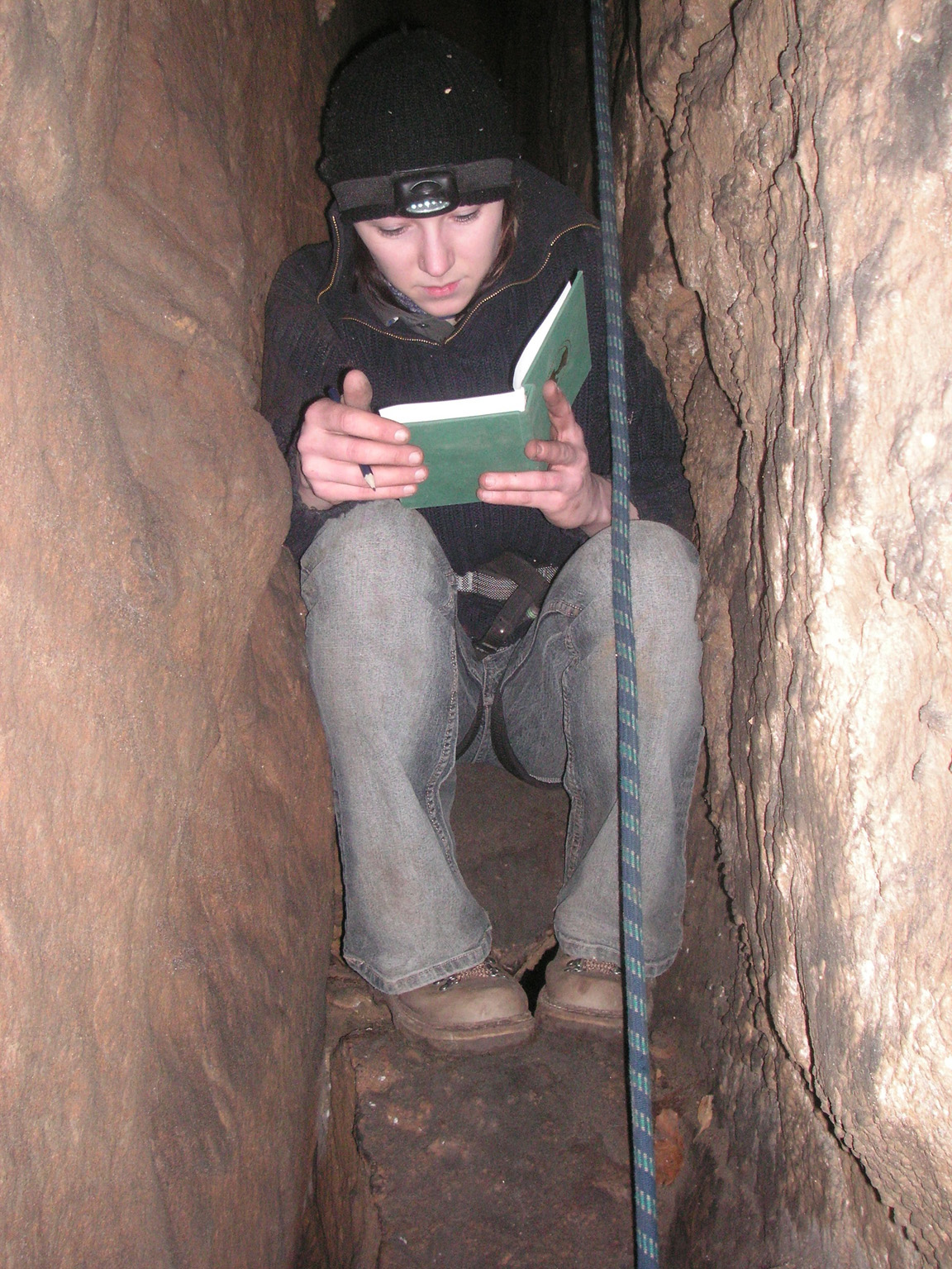 Am Höhlenbuch der Jan-Cerny-Höhle im böhmischen Elbtal
