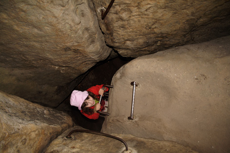Steiganlage in einer Höhle zum Schneiderloch hinauf